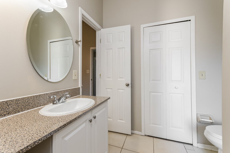 2,460/Mo, 3172 Burlington Dr Orlando, FL 32837 Main Bathroom View