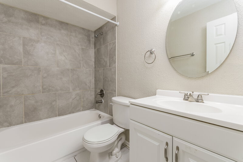 2,460/Mo, 3172 Burlington Dr Orlando, FL 32837 Bathroom View