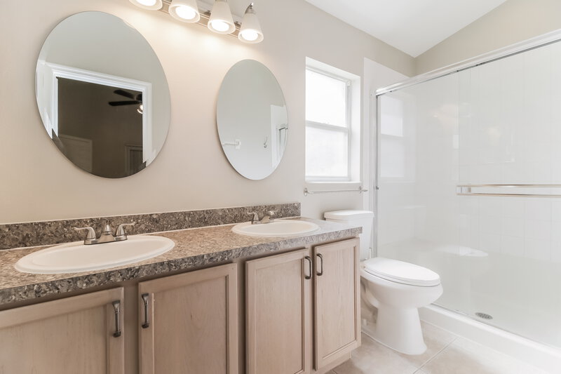 3,150/Mo, 2320 Coolbrook Court Oviedo, FL 32766 Main Bathroom View