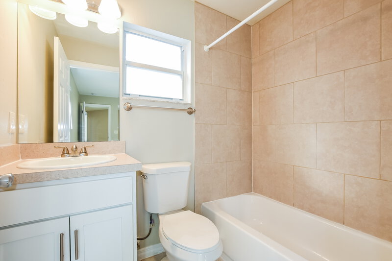 2,205/Mo, 711 Satin Leaf Cir Ocoee, FL 34761 Main Bathroom View