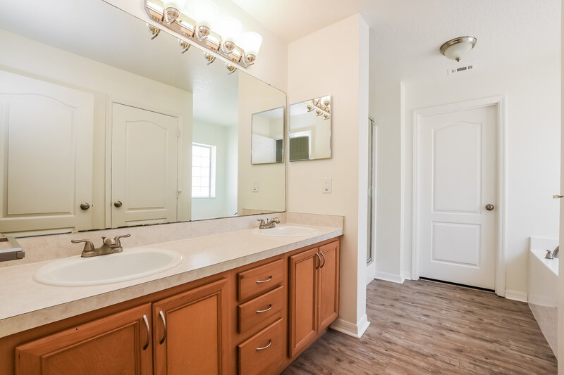2,675/Mo, 471 Shady Creek Ln Clermont, FL 34711 Main Bathroom View