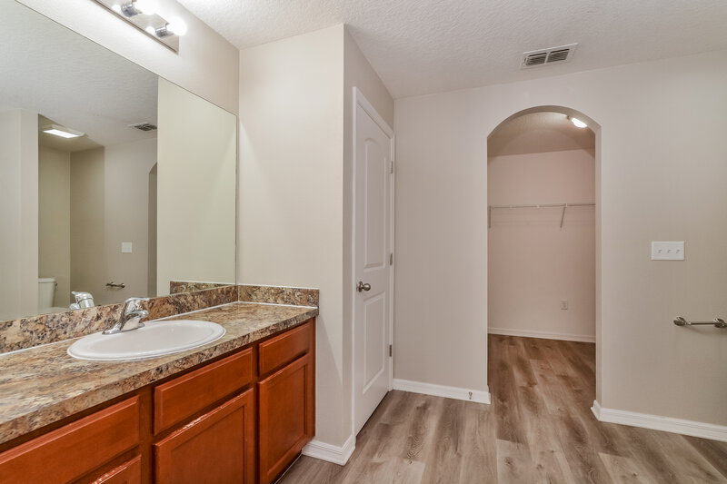 1,980/Mo, 2443 Bracknell Forest Trl Tavares, FL 32778 Main Bathroom View