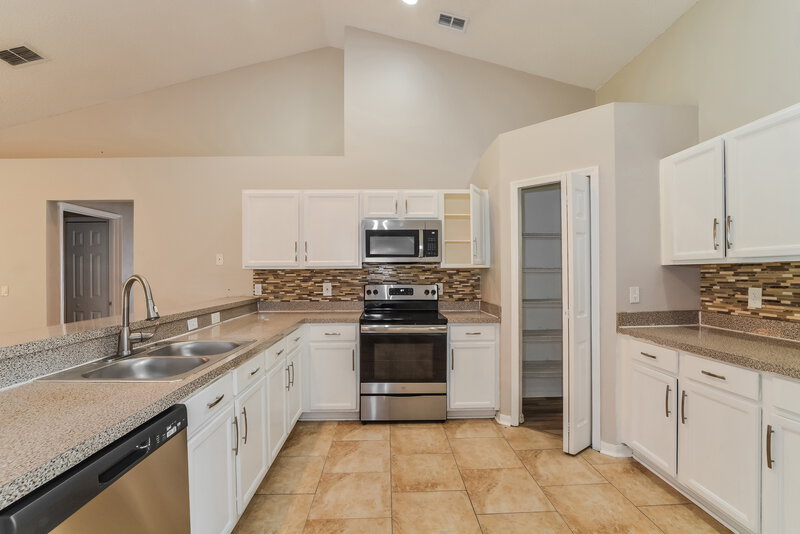 1,975/Mo, 46 Dorset Dr Kissimmee, FL 34758 Kitchen View 2