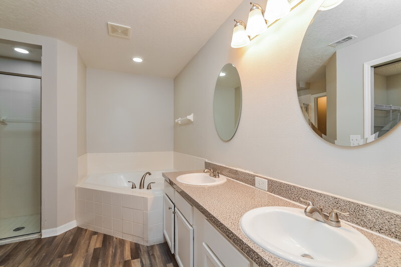 1,975/Mo, 46 Dorset Dr Kissimmee, FL 34758 Main Bathroom View
