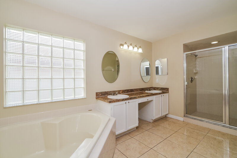 2,650/Mo, 8603 Fort Jefferson Blvd Orlando, FL 32822 Main Bathroom View