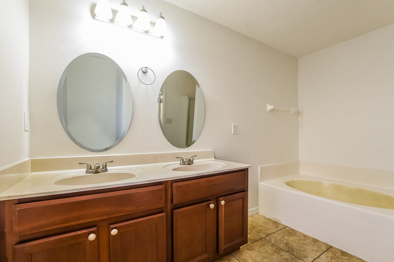 2,515/Mo, 128 Islamorada Way Sanford, FL 32771 Main Bathroom View