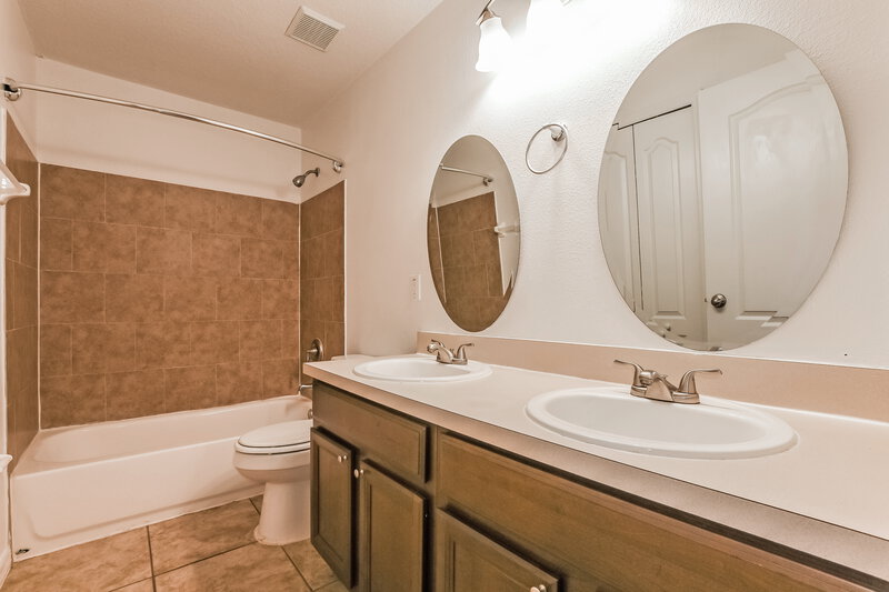 2,515/Mo, 128 Islamorada Way Sanford, FL 32771 Bathroom View