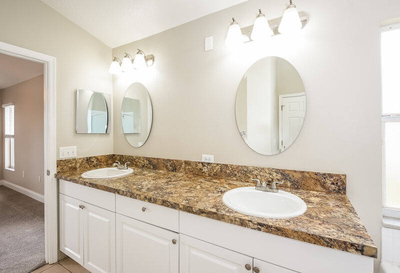 2,665/Mo, 11254 Moonshine Creek Cir Orlando, FL 32825 Main Bathroom View 2