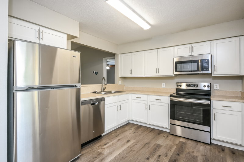 1,735/Mo, 805 Mountbatten Ln Kissimmee, FL 34758 Kitchen View