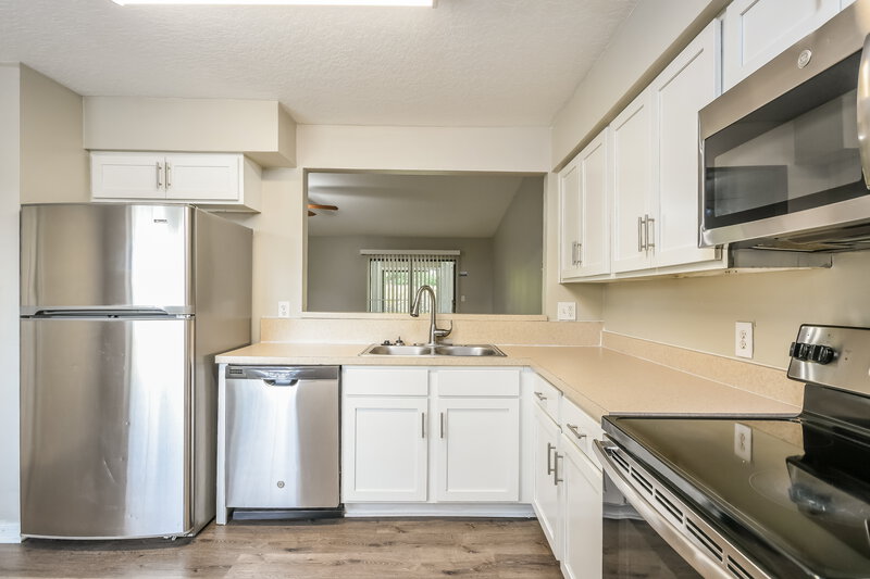 1,735/Mo, 805 Mountbatten Ln Kissimmee, FL 34758 Kitchen View 2