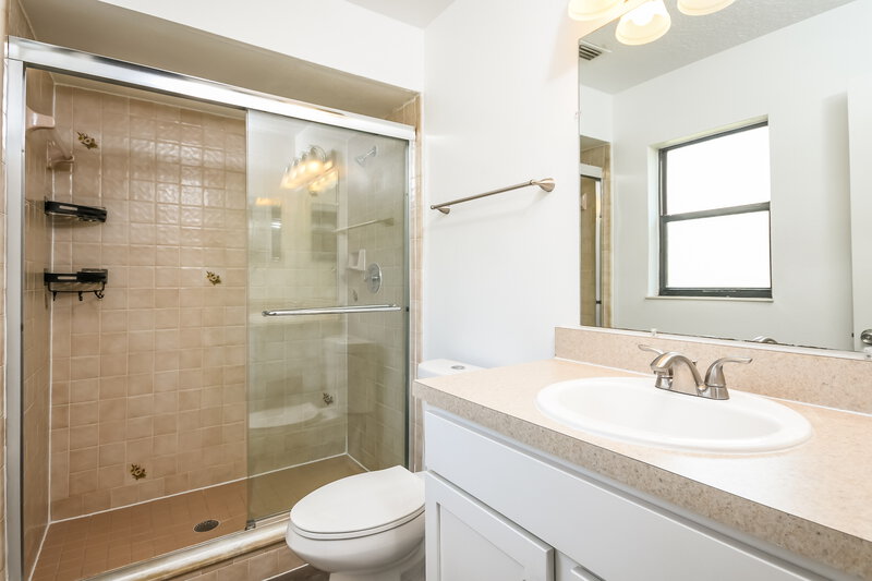 1,735/Mo, 805 Mountbatten Ln Kissimmee, FL 34758 Main Bathroom View