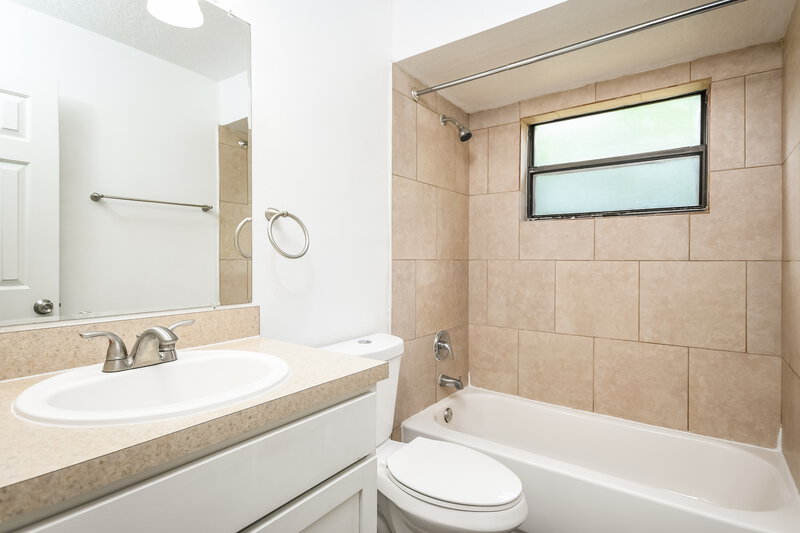 1,735/Mo, 805 Mountbatten Ln Kissimmee, FL 34758 Bathroom View