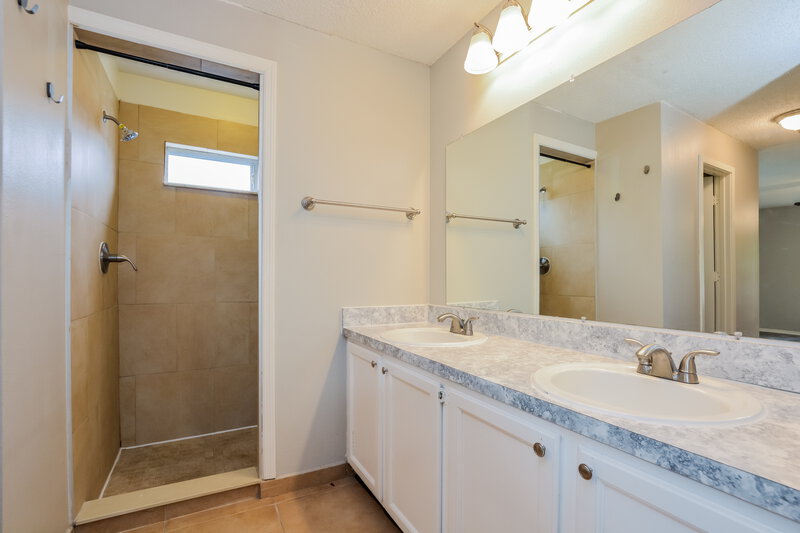 2,185/Mo, 3042 Stillwater Dr Kissimmee, FL 34743 Main Bathroom View