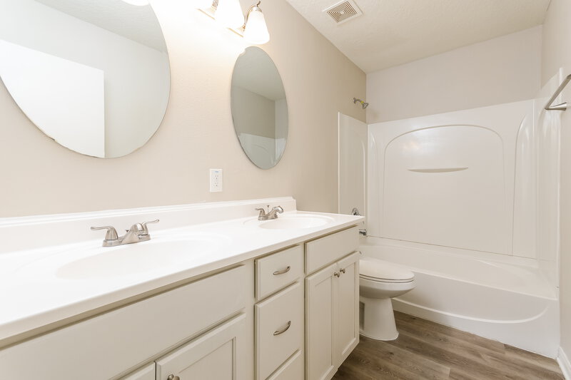 2,615/Mo, 438 Lisa Karen Cir Apopka, FL 32712 Bathroom View