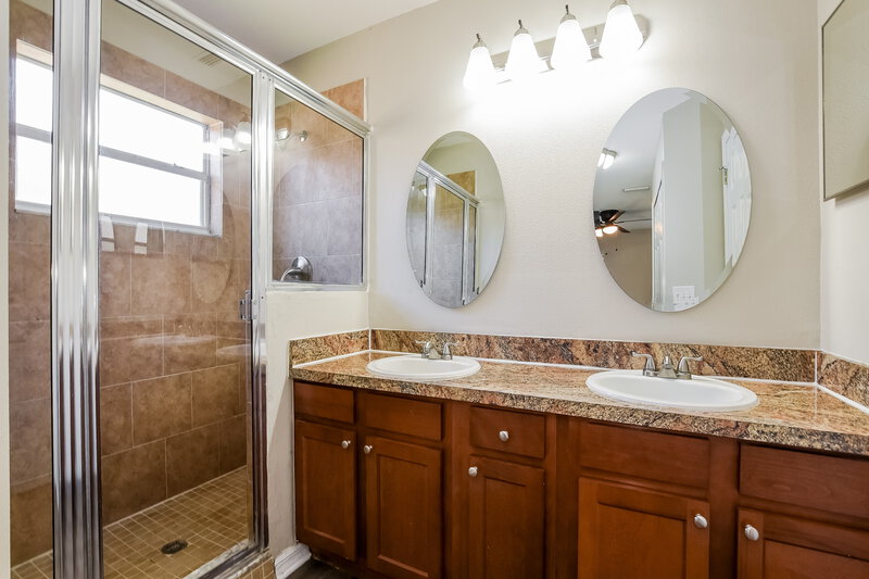 2,145/Mo, 2135 Eola Court Oviedo, FL 32765 Main Bathroom View