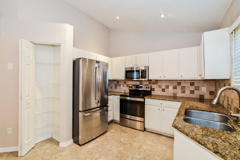 1,985/Mo, 354 Morning Creek Cir Apopka, FL 32712 Kitchen View 2