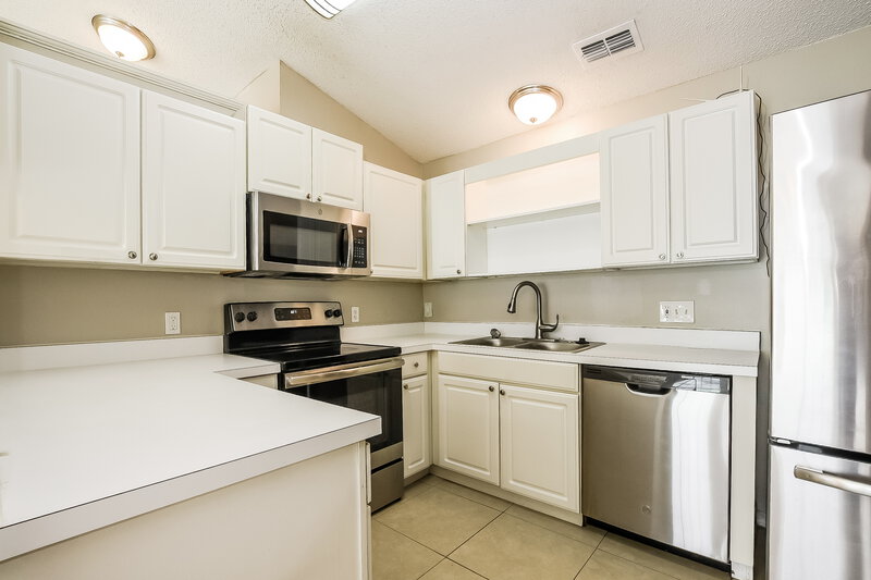 2,115/Mo, 2459 Parsons Pond Cir Kissimmee, FL 34743 Kitchen View 2
