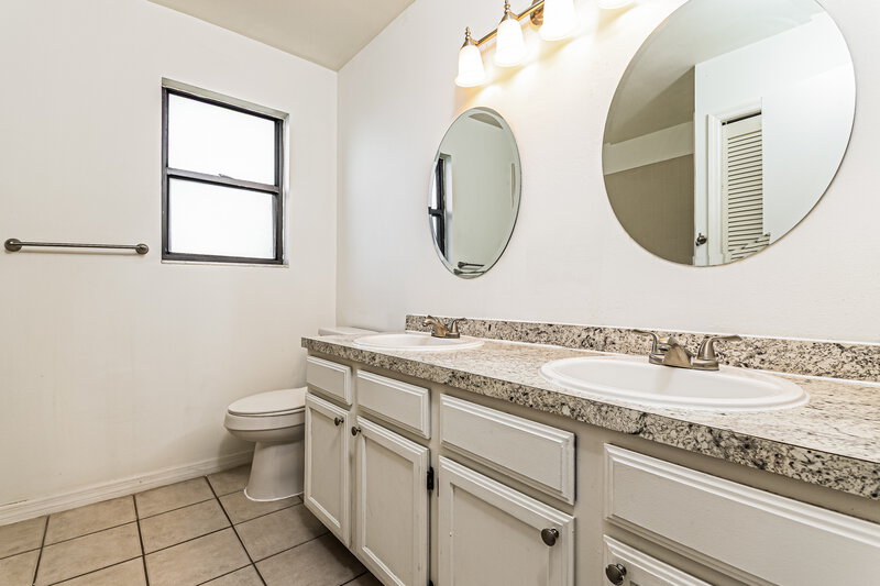 2,365/Mo, 2002 Kinder Ct Orlando, FL 32837 Main Bathroom View