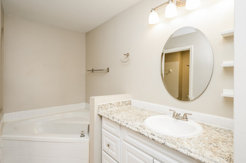 2,460/Mo, 4166 Shadow Creek Cir Oviedo, FL 32765 Main Bathroom View
