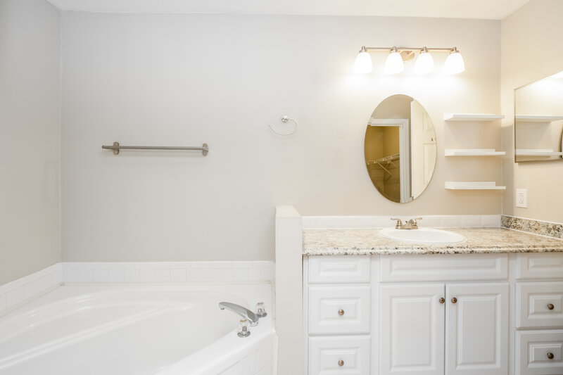 2,460/Mo, 4166 Shadow Creek Cir Oviedo, FL 32765 Main Bathroom View 2