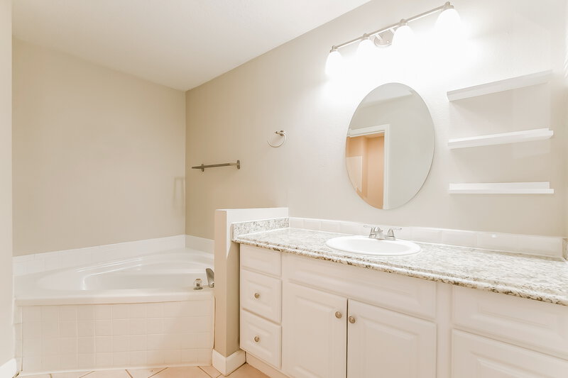 2,280/Mo, 4166 Shadow Creek Cir Oviedo, FL 32765 Main Bathroom View 2