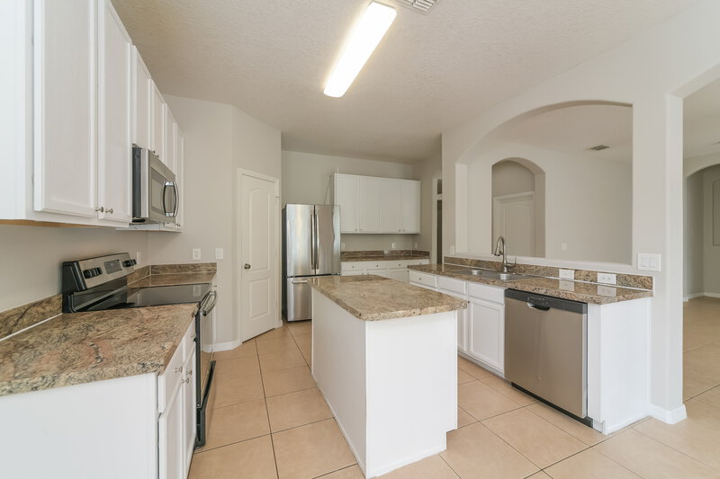 2,100/Mo, 2041 The Oaks Blvd Kissimmee, FL 34746 Kitchen View