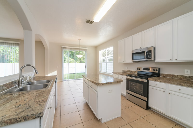 2,100/Mo, 2041 The Oaks Blvd Kissimmee, FL 34746 Kitchen View 2