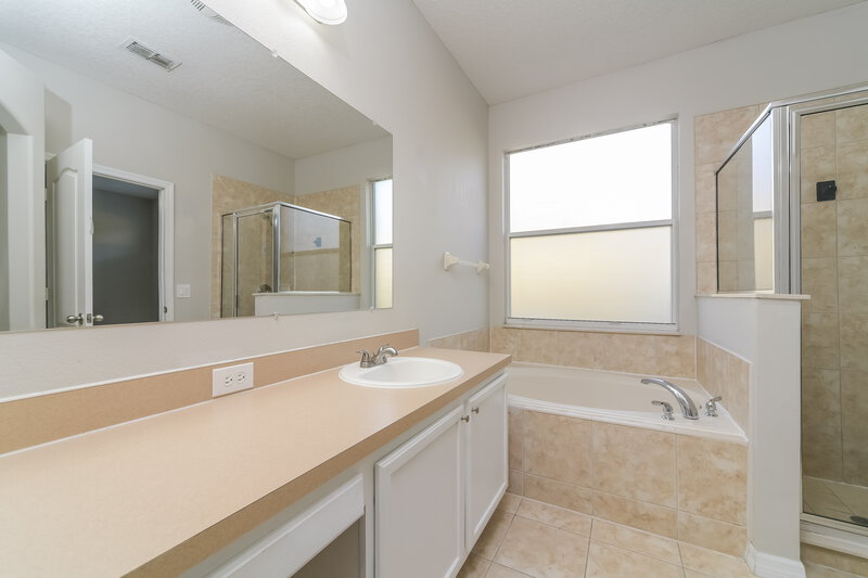 2,100/Mo, 2041 The Oaks Blvd Kissimmee, FL 34746 Main Bathroom View