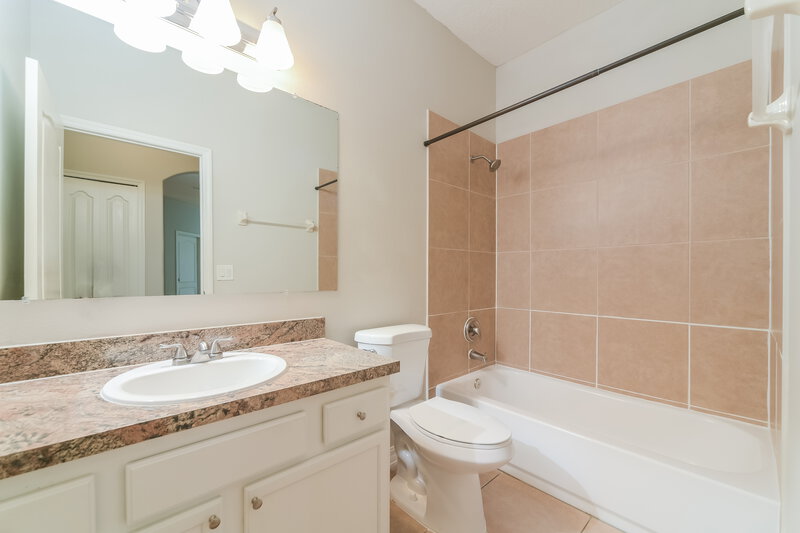 2,100/Mo, 2041 The Oaks Blvd Kissimmee, FL 34746 Bathroom View