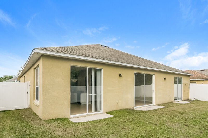 2,100/Mo, 2041 The Oaks Blvd Kissimmee, FL 34746 Rear View