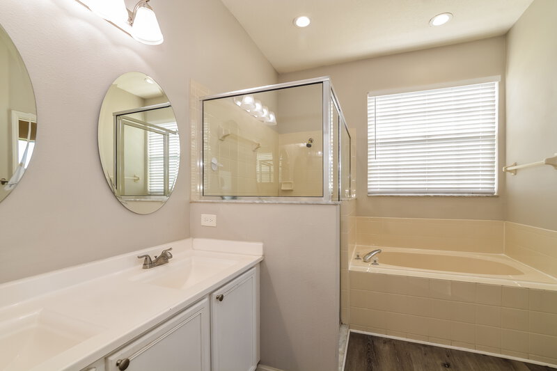 2,070/Mo, 4414 Canopy Ct Kissimmee, FL 34758 Main Bathroom View