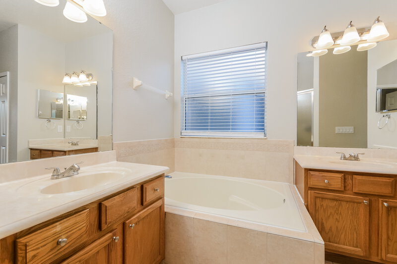 3,360/Mo, 1024 Whirlaway Dr Kissimmee, FL 34744 Main Bathroom View