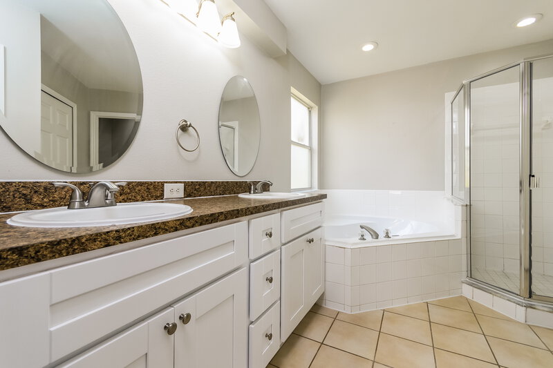 2,565/Mo, 2669 Gold Dust Cir Kissimmee, FL 34744 Main Bathroom View