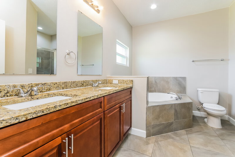 1,845/Mo, 628 Bayport Dr Kissimmee, FL 34758 Main Bathroom View