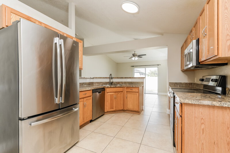 1,745/Mo, 588 Kilimanjaro Dr Kissimmee, FL 34758 Kitchen View 2