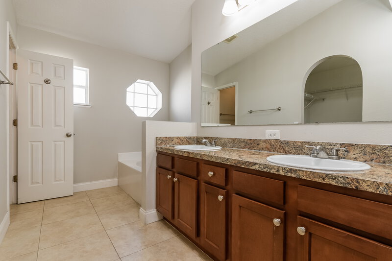 1,745/Mo, 588 Kilimanjaro Dr Kissimmee, FL 34758 Main Bathroom View