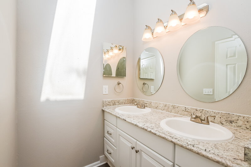 1,915/Mo, 1275 Pin Oak Dr Apopka, FL 32703 Main Bathroom View