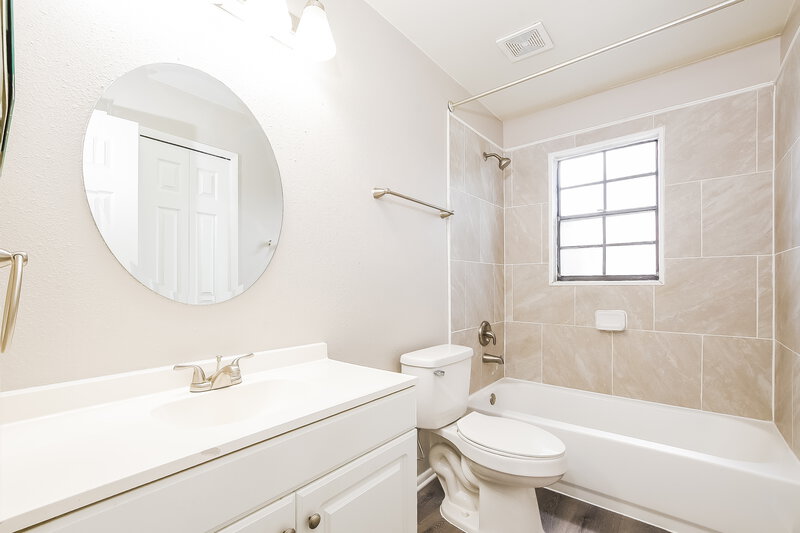 1,915/Mo, 1275 Pin Oak Dr Apopka, FL 32703 Bathroom View