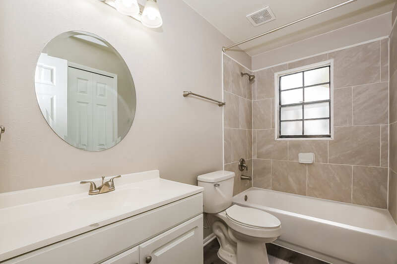 1,915/Mo, 1275 Pin Oak Dr Apopka, FL 32703 Bathroom View 2