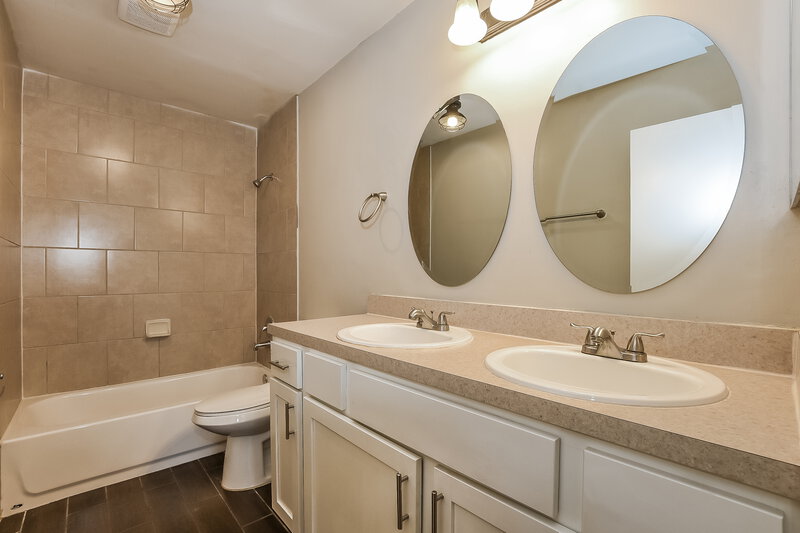 1,935/Mo, 503 Firewood Ave Eustis, FL 32726 Main Bathroom View