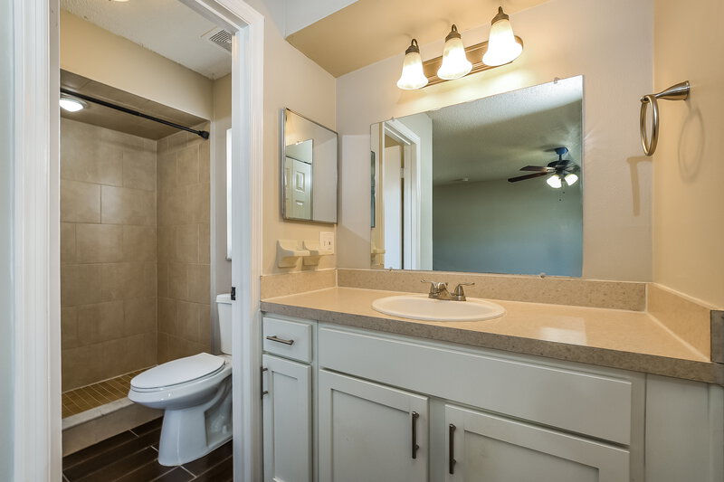 1,935/Mo, 503 Firewood Ave Eustis, FL 32726 Bathroom View