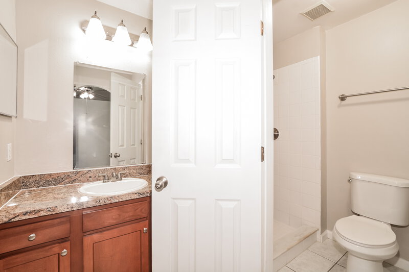 2,250/Mo, 12853 Parkbury Dr Orlando, FL 32828 Main Bathroom View
