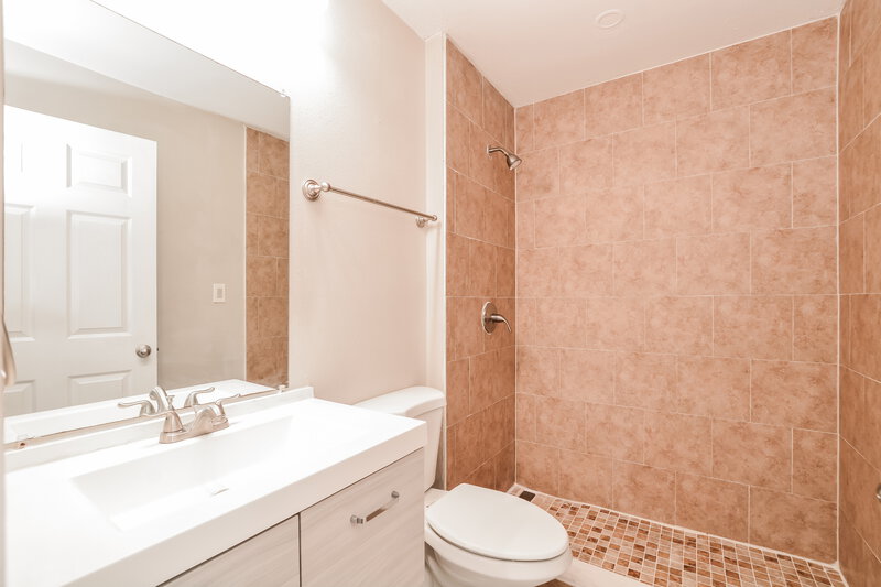 2,250/Mo, 12853 Parkbury Dr Orlando, FL 32828 Bathroom View