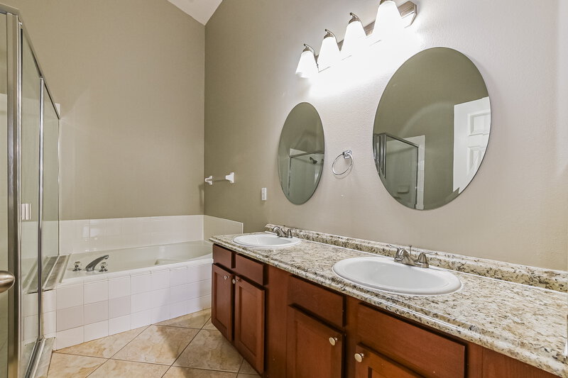 2,505/Mo, 4654 Park Eden Cir Orlando, FL 32810 Main Bathroom View