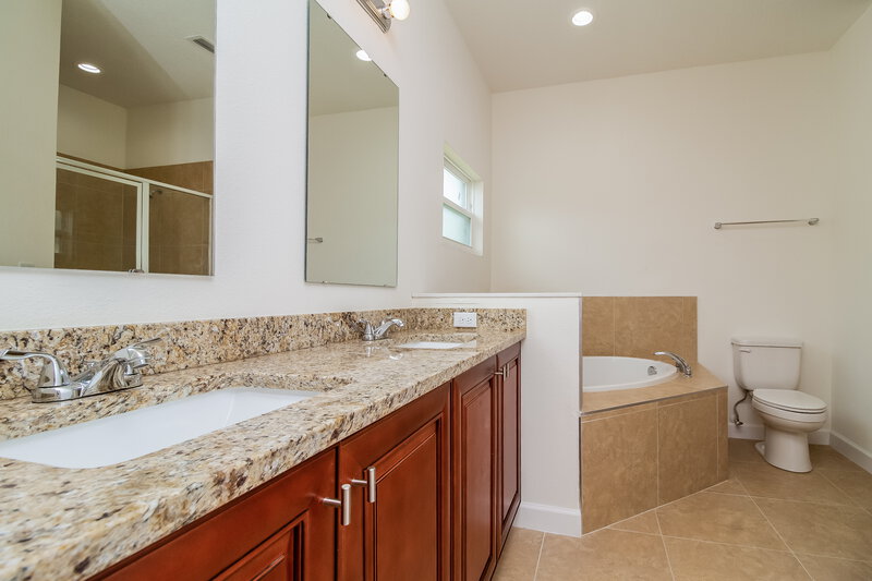 2,800/Mo, 101 Burlington Pl Kissimmee, FL 34758 Master Bathroom View