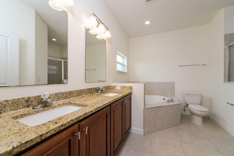 2,005/Mo, 839 Valnera Ct Kissimmee, FL 34758 Main Bathroom View