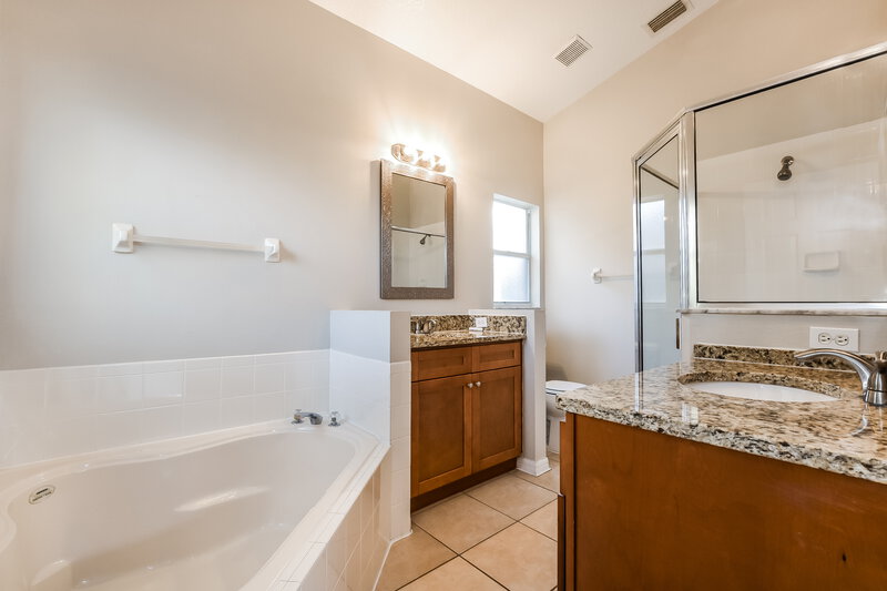 2,455/Mo, 2167 Kaylas Ct Orlando, FL 32817 Main Bathroom View