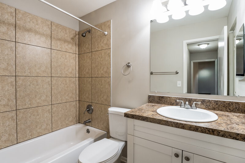 2,510/Mo, 585 Conure St Apopka, FL 32712 Main Bathroom View