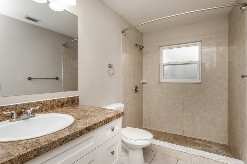 2,510/Mo, 585 Conure St Apopka, FL 32712 Bathroom View
