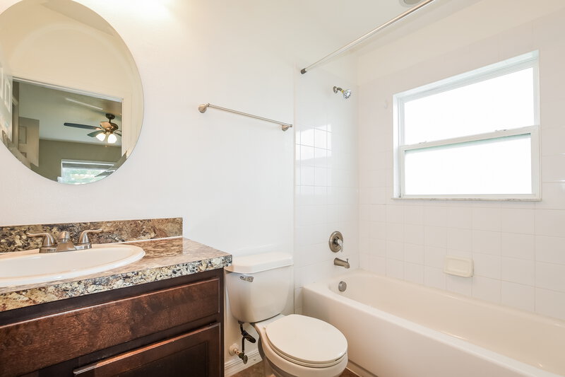 2,040/Mo, 125 Cataldo Way Groveland, FL 34736 Main Bathroom View
